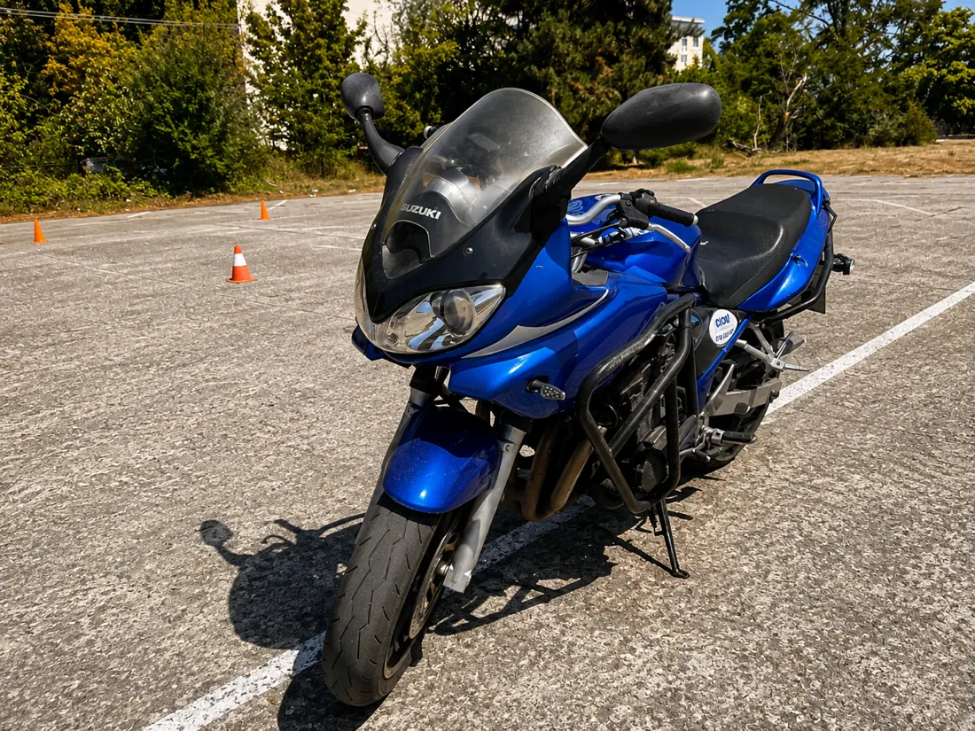 Suzuki Bandit 600S albastră a școlii CIO, în poligon