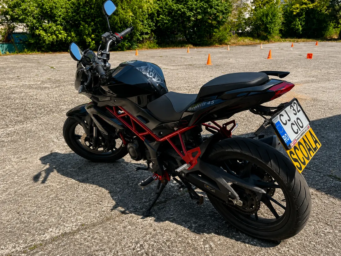 Benelli BN 125 neagră a școlii CIO, în poligon
