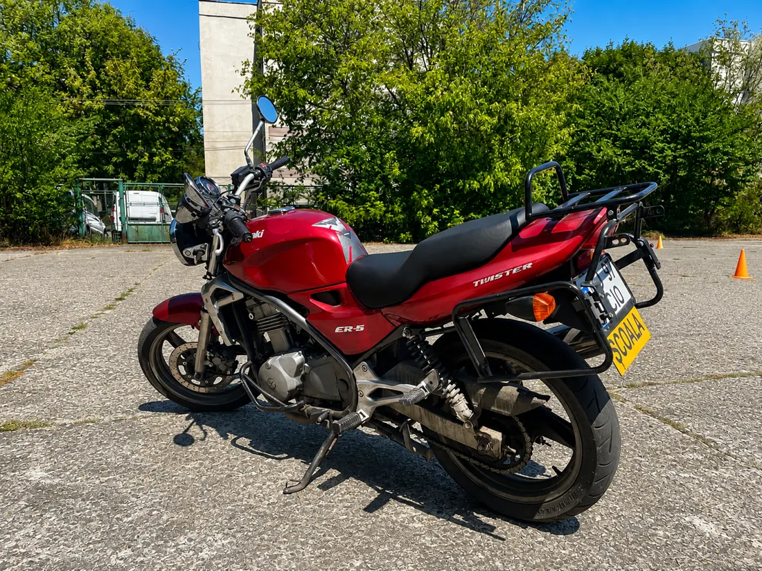 Kawasaki ER5 Twister roșie a școlii CIO, în poligon