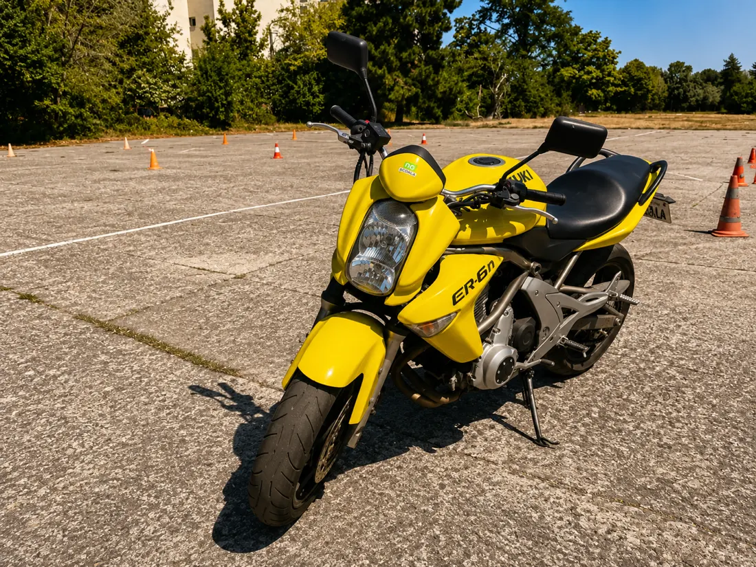 Kawasaki ER-6n galbenă a școlii CIO, în poligon