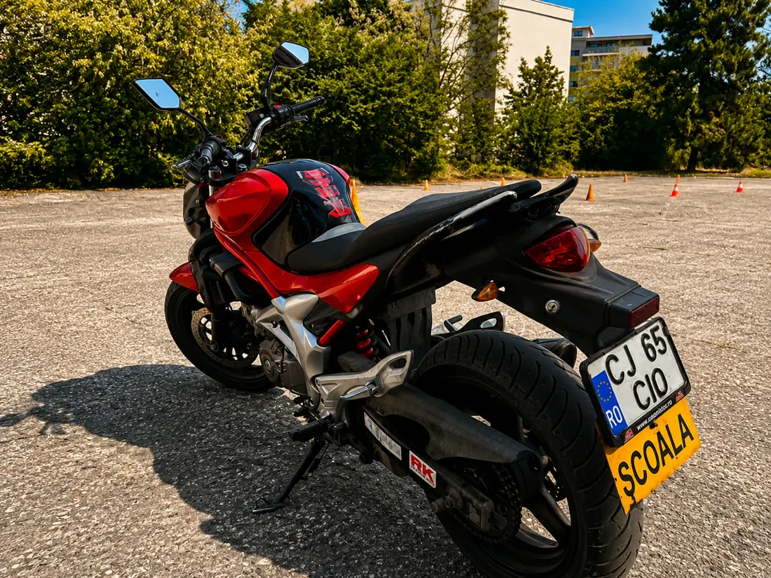Suzuki Gladius roșie a școlii CIO, în poligon