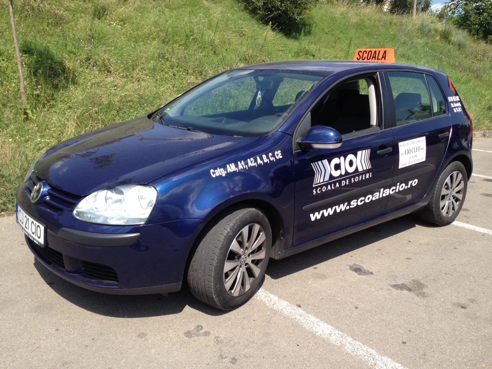 VW Golf 5 albastru, mașina școlii CIO