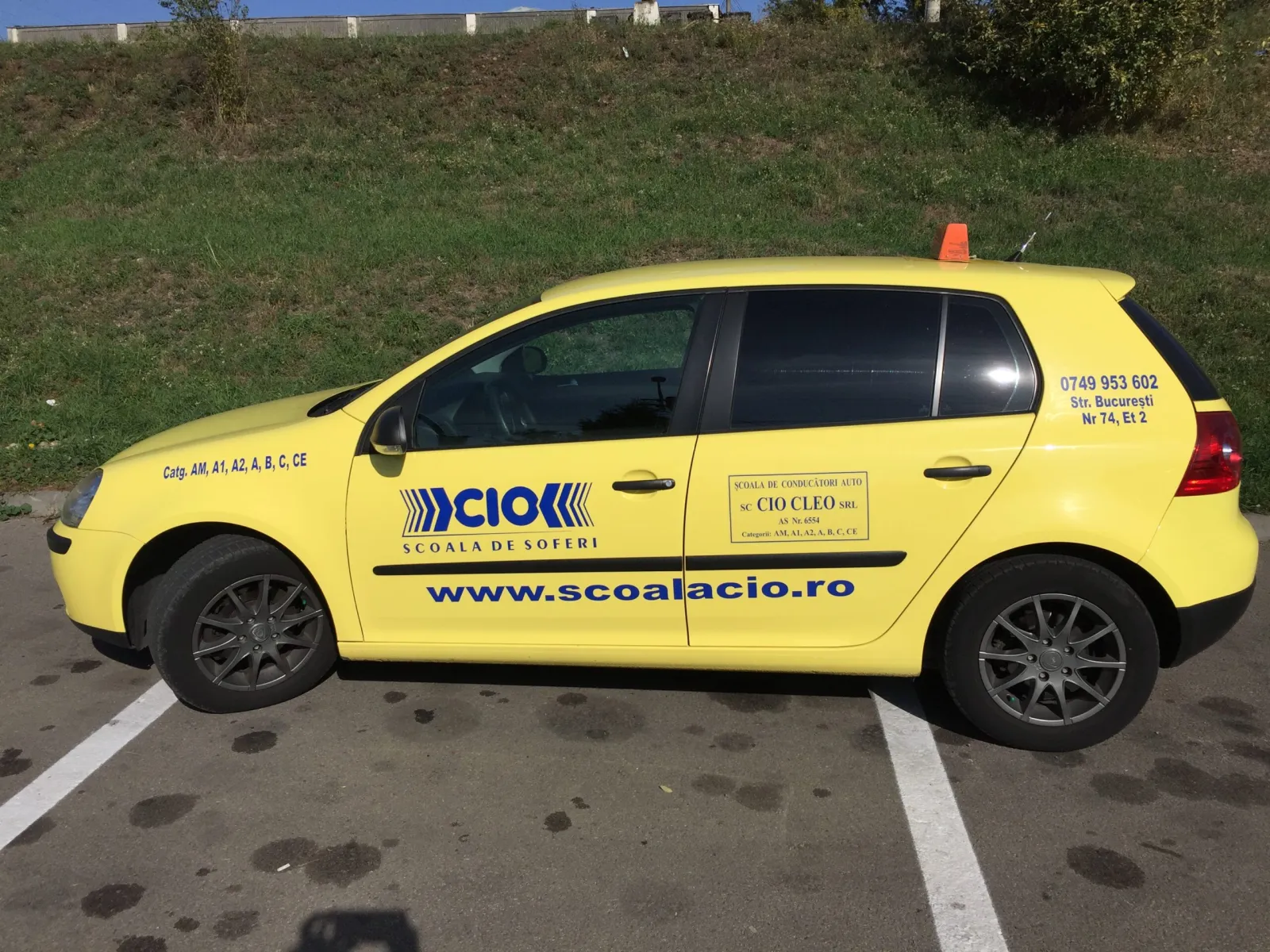 VW Golf 5 galben, mașina-simbol a școlii CIO