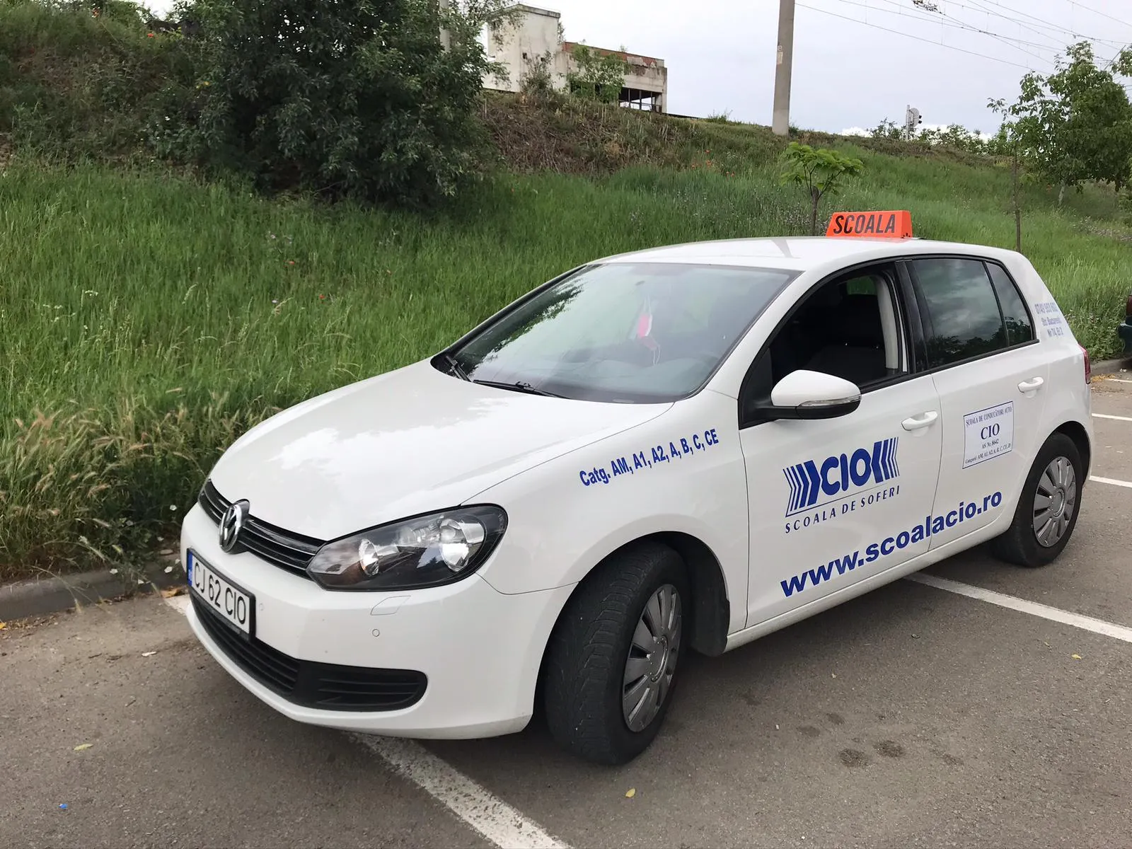 VW Golf 6 alb, mașina școlii CIO
