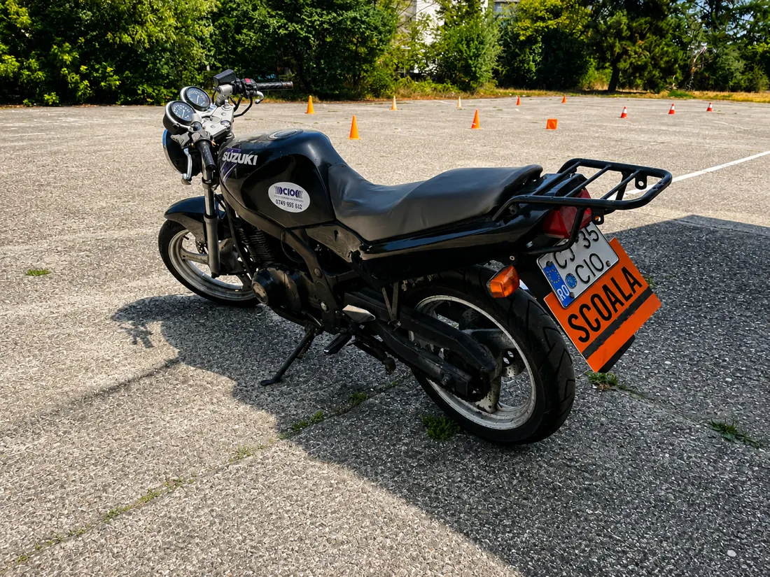 Suzuki GS 500 neagră a școlii CIO, în poligon