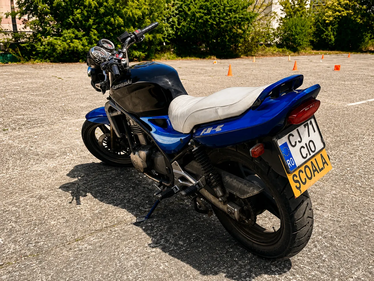 Motocicletă Kawasaki a școlii CIO printre conurile din poligonul de pregătire