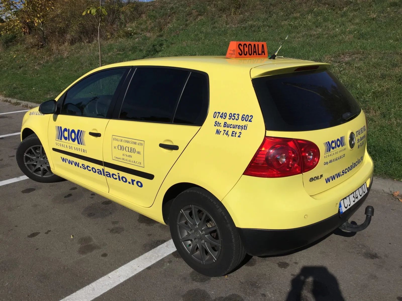 VW Golf galben al școlii CIO — mașina menționată în recenzie